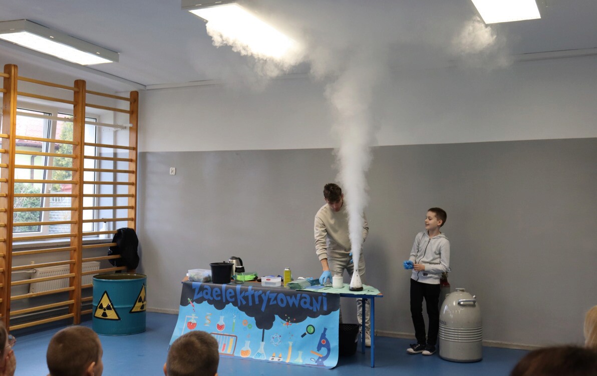 Zdjęcie do Pokazy grupy "Zaelektryzowani" &ndash; fascynująca podr&oacute;ż przez świat fizyki i chemii!